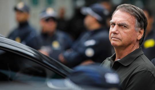 Braziliaanse oud-president Bolsonaro opgepakt: ‘Probeerde zijn enkelband kapot te maken’