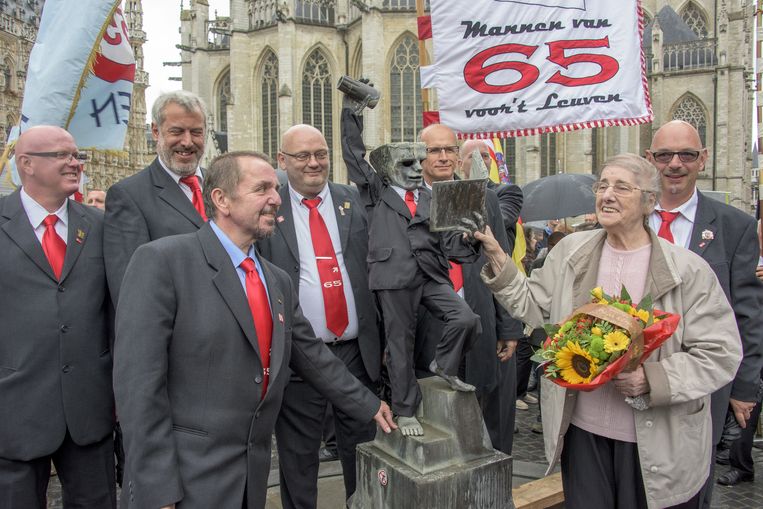 Fonske Krijgt Kostuum Van Mannen Van 1965 Aangemeten Leuven