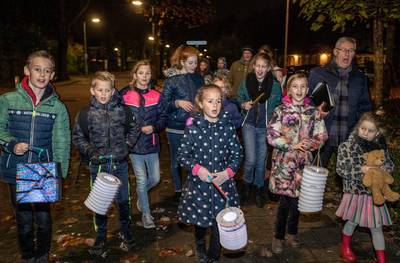 Kinderen in Ede vieren vroege Sint Maarten