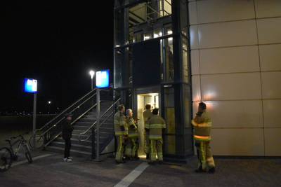 Drie tieners zitten vast in de lift bij station Lent