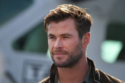 Chris Hemsworth werpt pijl op hoofd Matt Damon