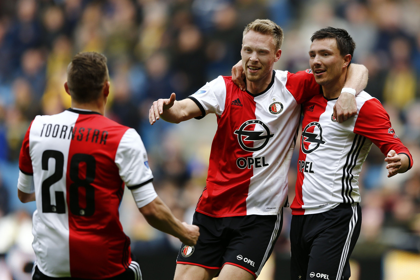 Feyenoord in actie tegen nep-producten | Foto | AD.nl