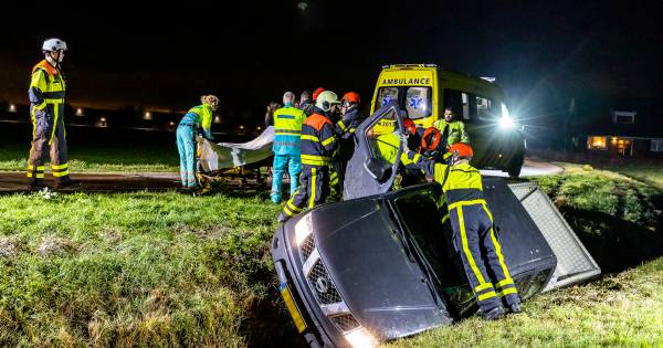 Auto vliegt uit bocht en belandt in sloot in Raamsdonk, brandweer had nét tafel gedekt maar moest he