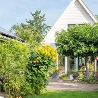 ‘De tuin is kleurig en bont, maar alles past toch bij elkaar’