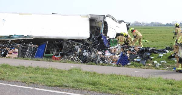 Vrachtwagen gekanteld in De Lier, veel hulpdiensten onderweg.