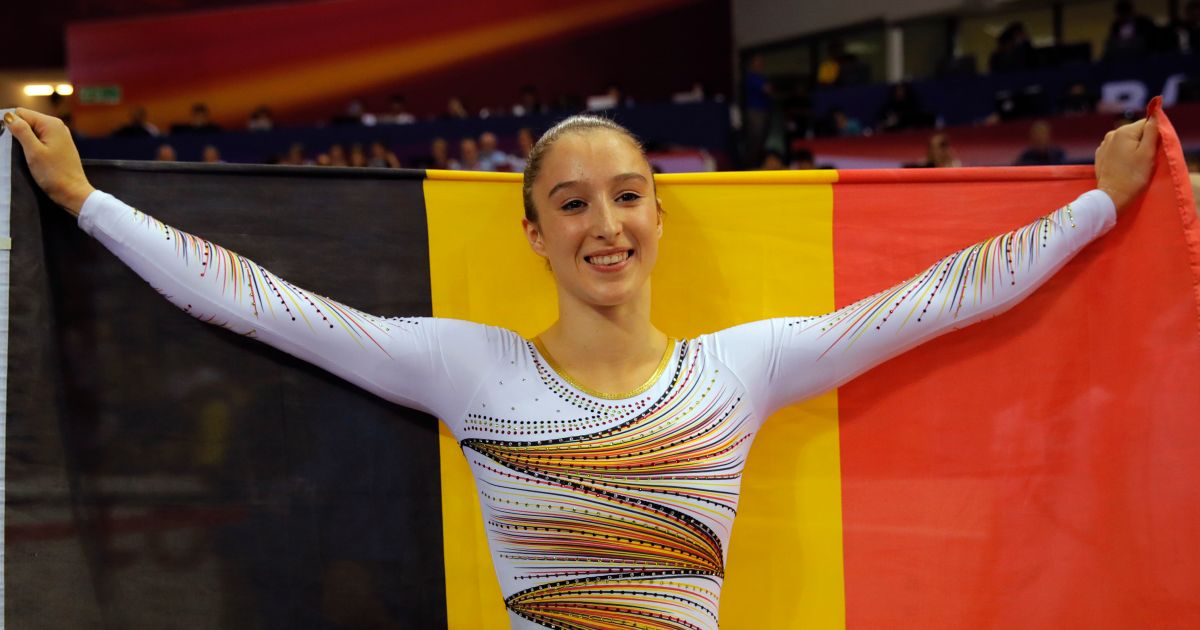 IJzersterke Nina Derwael is wereldkampioen aan de brug ...