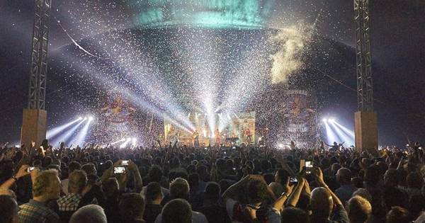 In beeld: 8000 'høkers' in Bentelo voor laatste concert Normaal - Tubantia