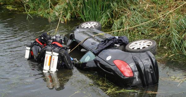 #brandweer Bestuurder belandt met auto in Zuidlandse sloot.