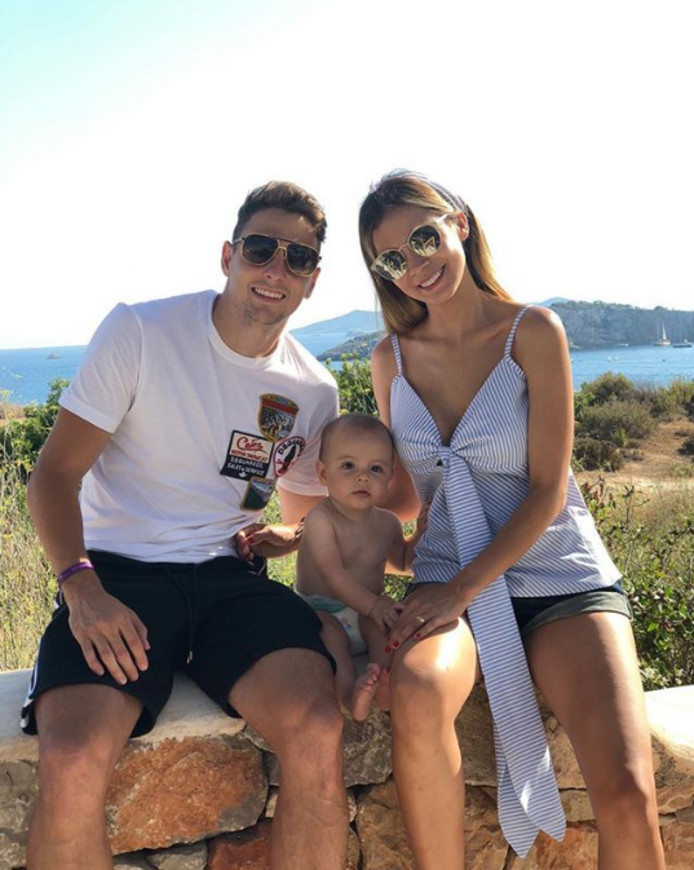 Vriendin Guus Meeuwis hint op verloving en Santiago Arias poseert voor familiekiekje Brabant
