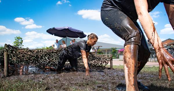 Tankwagens zorgen voor de nodige modder tijdens Blubberrun in Haghorst