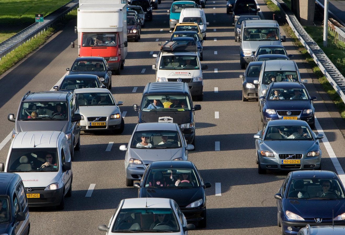 Auto populairste vervoermiddel naar werk, ook voor korte stukjes Foto AD.nl