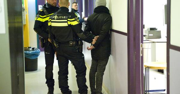 Door jongens beroofde pakketbezorger blijkt politie | Binnenland - Tubantia