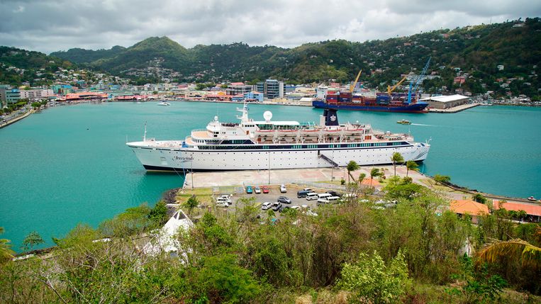 De Freewinds gisteren aangelegd bij de haven aan Saint Lucia. 