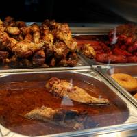Fastfoodrel in Franse banlieue: ‘kaviaarlinks’ in de knel tussen kippenbouten en reuzegrote bloempotten