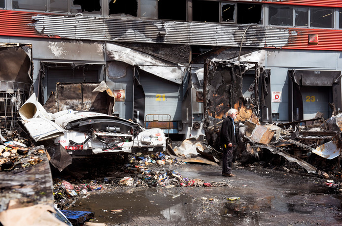 Tientallen klanten gedupeerd door grote brand bij ...