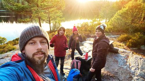 BINNENKIJKEN. De camping van Staf Coppens in Zweden