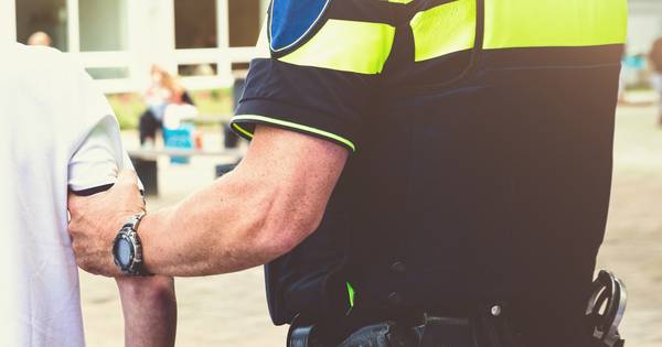 Politie vindt 12 gram wiet en gasdrukwapen in Belgische auto .