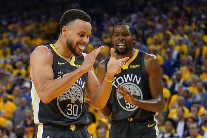 Stephen Curry en Kevin Durant vieren een feestje.