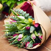 Met deze inpaktip maak je een bos bloemen nóg feestelijker