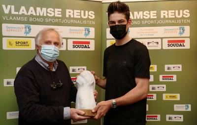 Wout van Aert ontvangt Vlaamse Reus: “Speciaal want álle sporters kunnen deze prijs winnen”