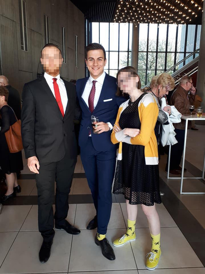 Extreemrechtse groep brengt Hitlergroet in voormalig Extreemrechtse groep brengt Hitlergroet in voormalig