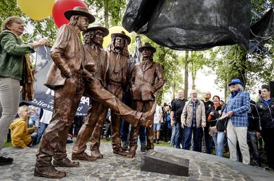 Bronzen standbeeld van Normaal onthuld, weduwe Jan Manschot is blij
