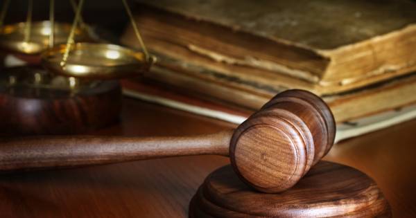 Zevenbergse trucker veroordeeld voor dodelijk ongeluk BREDA - Een vrachtwagenchauffeur uit Zevenbergen is vrijdag door de rechtbank in Breda veroordeeld tot 180 uur taakstraf en een voorwaardelijk rijverbod van een jaar. Hij is schuldig aan het dodelijk ....