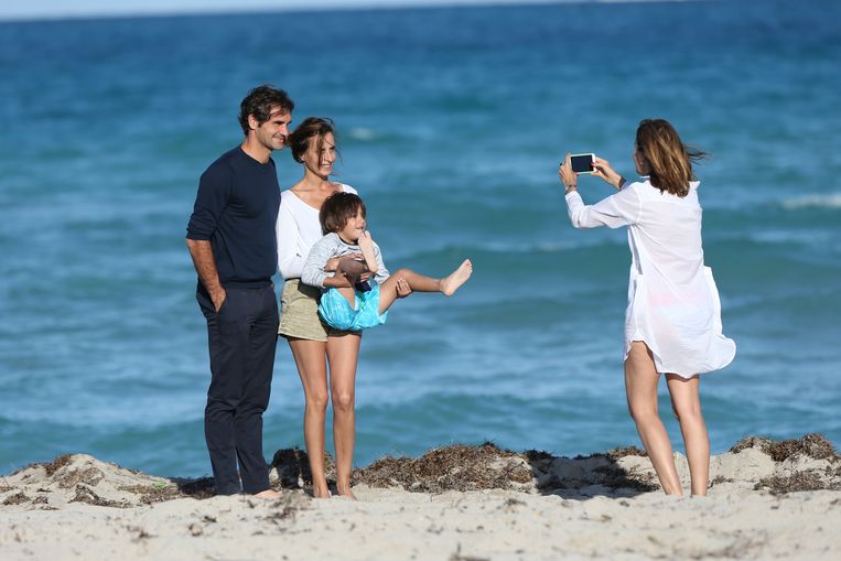 Federer geniet met zijn tweelingen op strand van Miami ...