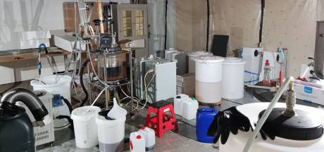 Crystal meth-lab ontdekt in Voorburgse woning, acht verdachten tussen de 30 en 78 jaar aangehouden
