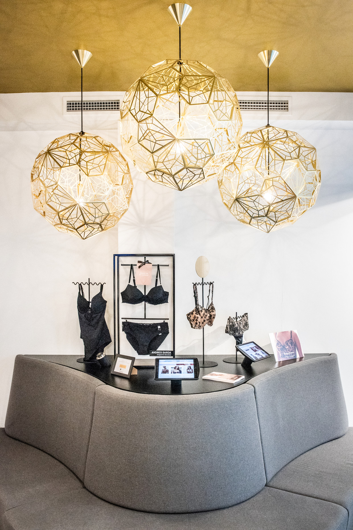 In deze lingeriezaak is van alles wat van beige tot sexy