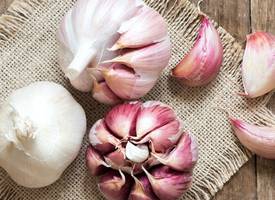 Knoflook pellen lastig? Op deze manier niet meer