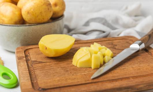 Zelf aardappelen schillen en koken of voorgekookt uit de supermarkt? Dit is gezonder