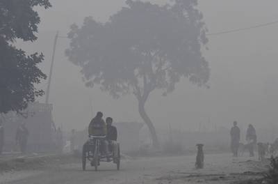 India gaat smog te lijf door met water te sproeien