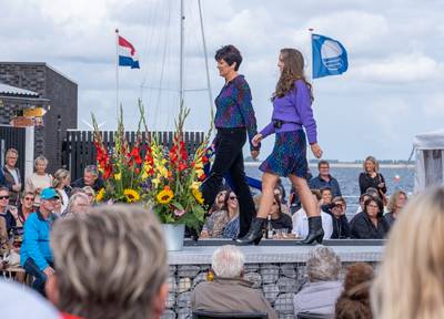 Modellen Magnifiek gaan zonder stress over de (dan nog) droge catwalk