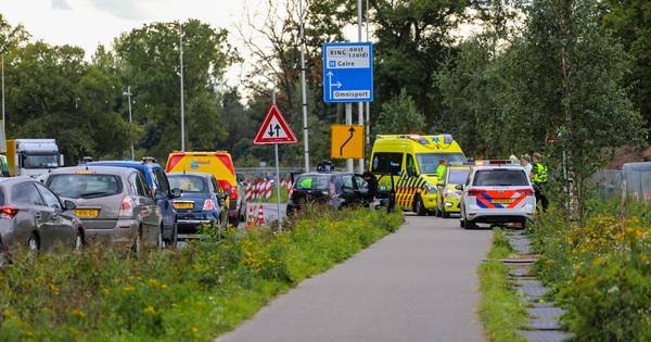 Bestuurder gewond bij kop-staartbotsing in Apeldoorn.