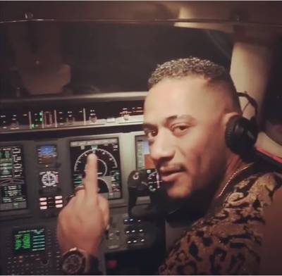 Privévlucht escaleert: piloot laat topacteur zelf vliegtuig besturen, ministerie grijpt in