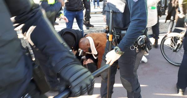 Hevige confrontatie bij Sinterklaasintocht: meerdere aanhoudingen | Intocht Sinterklaas - Tubantia