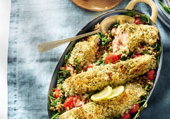 1x koken, 2x eten: Krokante zalm met spinazie en tomaatjes (en morgen vullen we er croissantjes mee)