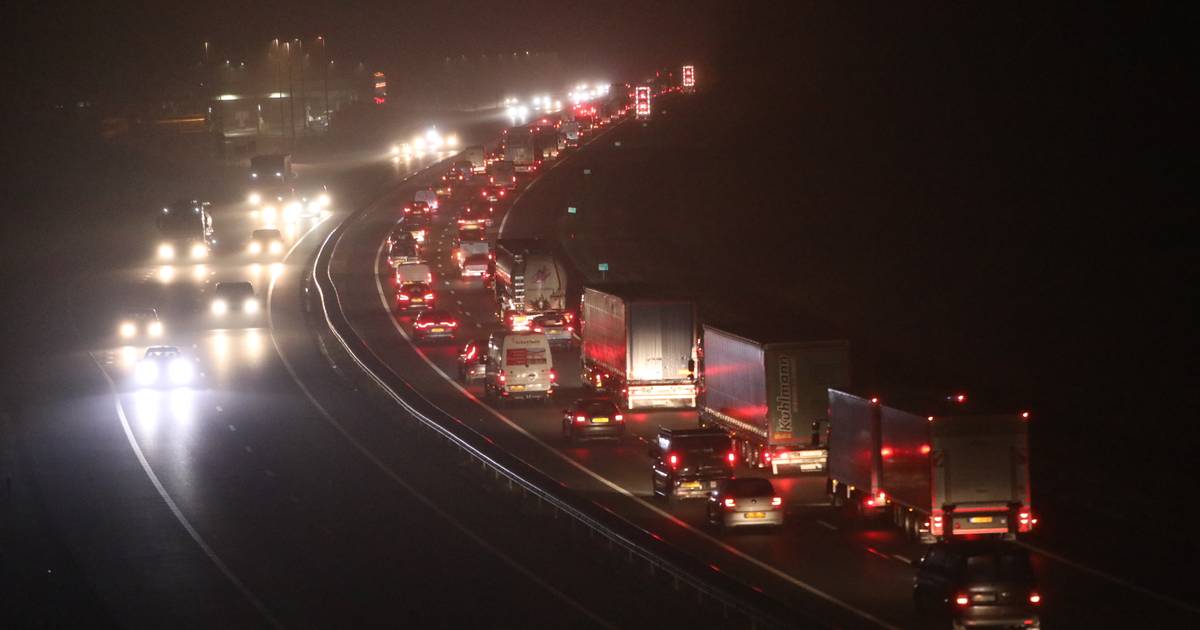 Ongeluk zorgt voor file op A1 van Apeldoorn naar Amersfoort: meer dan uur vertraging.