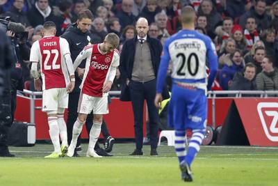 Trainers Ten Hag en De Jong genieten van Ajax