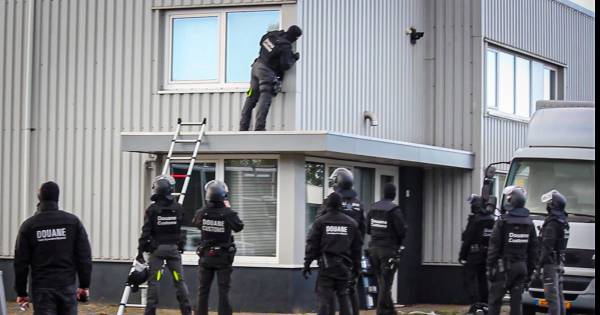 Douane valt pand binnen in Wanroij om grote actie tegen illegale sigarettenbende - BD.nl