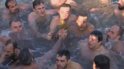 Grieks-Orthodoxen vieren nieuw jaar met duik