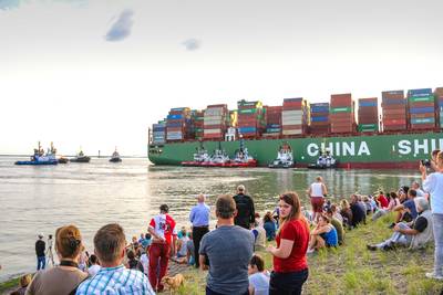 Gestrand containerschip in Westerschelde weer vlot getrokken