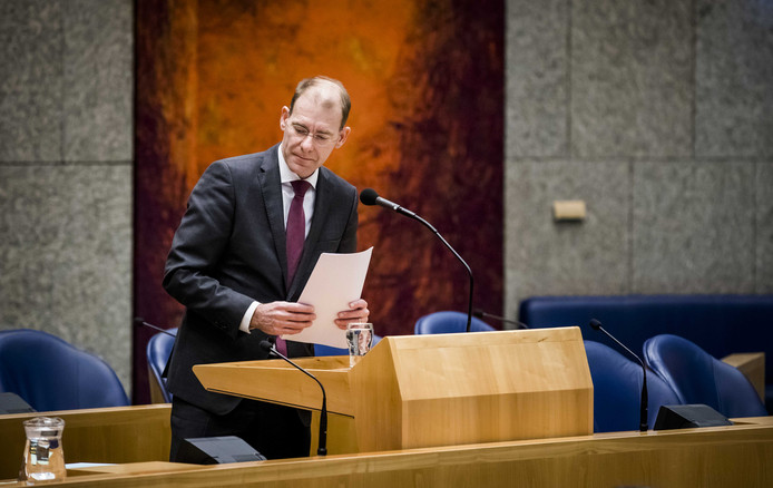 Staatssecretaris Menno Snel van Financien maakt in december 2019 zijn aftreden bekend tijdens een debat in de Tweede Kamer over de door ouders ontvangen dossiers inzake de kinderopvangtoeslagaffaire.