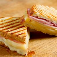 Deze manier om je tosti extra knapperig en smeuïg te maken verovert het internet (en je keuken)