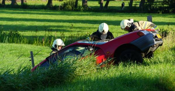 Bestuurder belandt na aanrijding in sloot in Rouveen en raakt gewond.