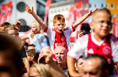 Jonge en oude fans ontmoeten spelers bij open dag Ajax
