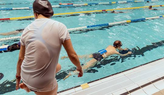 Verbod op losse zwemkledij is discriminatie voor trans man en moslima, zegt Vlaams Mensenrechteninstituut