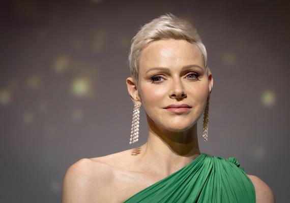 Prinses Charlene van Monaco betreedt de rode loper in groene watervaljapon van Lanvin