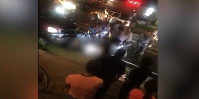 Crimineel op straat doodgeschopt door boze menigte na stelen auto met daarin drie kinderen